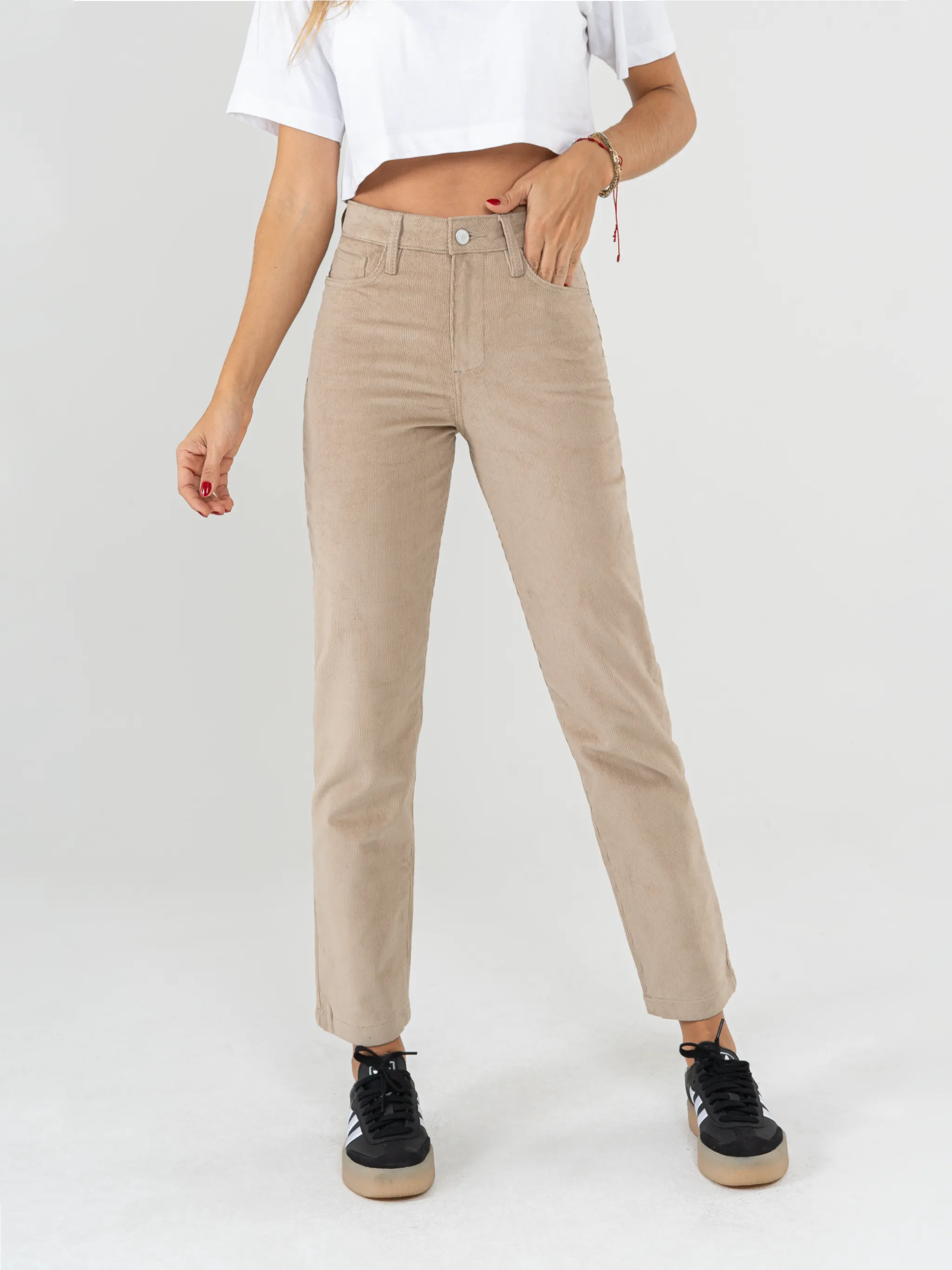 Ref: 069072 Pantalón mom fit, slim cropped, stretch, en corduroy, tiro alto, tono arena